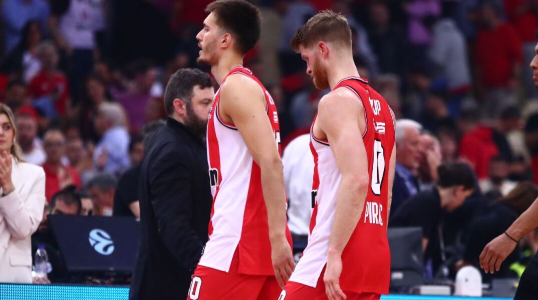 Οι παίκτες του Ολυμπιακού μετά την ήττα από την Μπαρτσελόνα