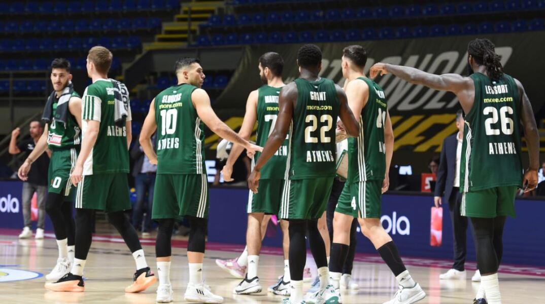 Οι παίκτες του Παναθηναϊκού μετά την ήττα από τη Μακάμπι στο Game 4