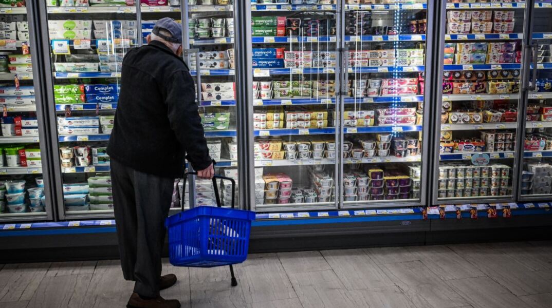 Ηλικιωμένος ψωνίζει σε σούπερ μάρκετ