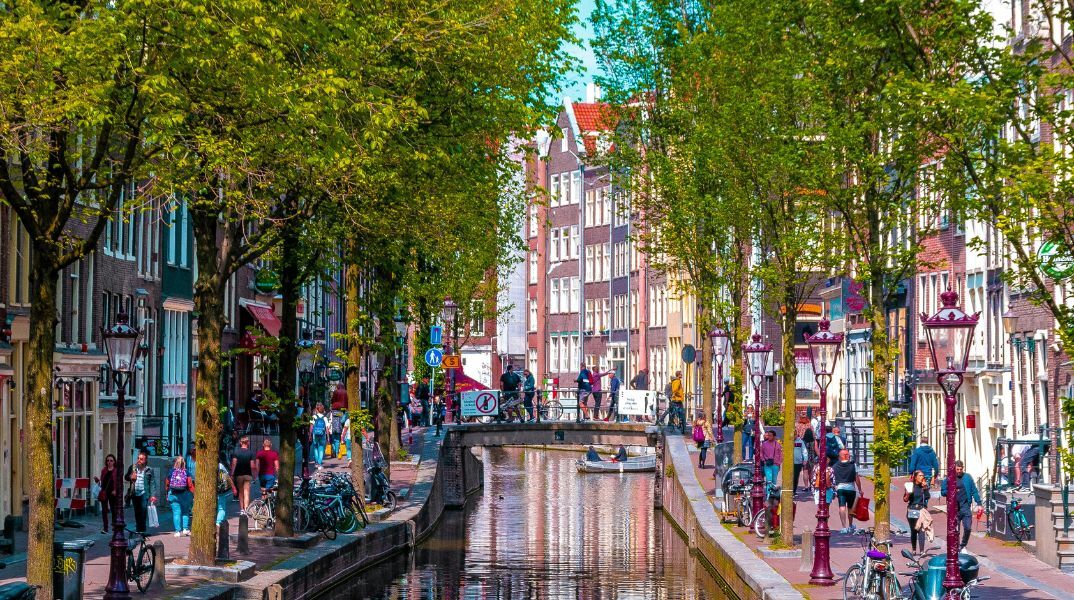 Άμστερνταμ: Θέση στάθμευσης σε εμπορικό δρόμο πωλείται έναντι 495.000 ευρώ - Είναι ο πιο ακριβός χώρος πάρκινγκ στην Ολλανδία.