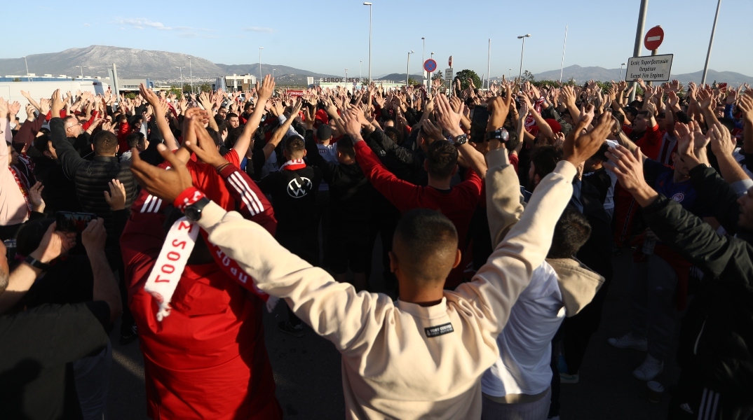 Φίλαθλοι του Ολυμπιακού στην υποδοχή της ομάδας στο Ελ. Βενιζέλος