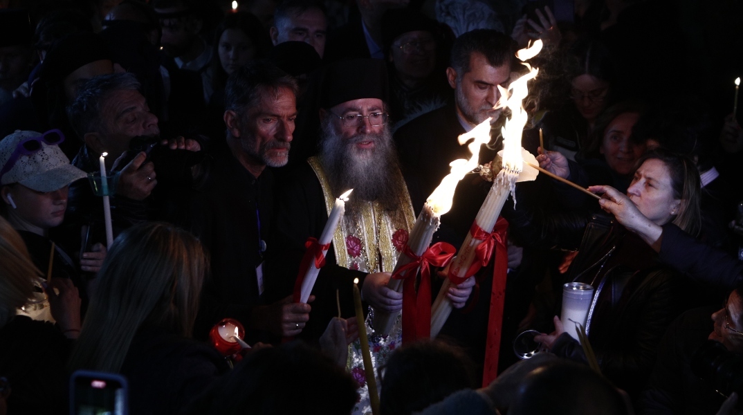 To Άγιο Φως στο Μετόχι του Παναγίου Τάφου, στην Πλάκα