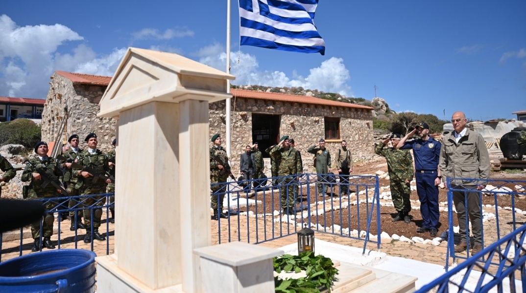 Δένδιας: Κατέθεσε στεφάνι στο μνήμα της Κυράς της Ρω