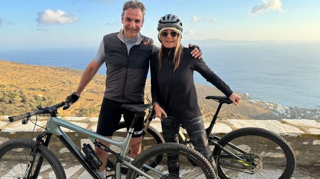 Ο Κυριάκος Μητσοτάκης και η Μαρέβα Γκραμπόφσκι βόλτα με το ποδήλατο στην Τήνο μετά το αρνί - Η ανάρτηση του πρωθυπουργού. 