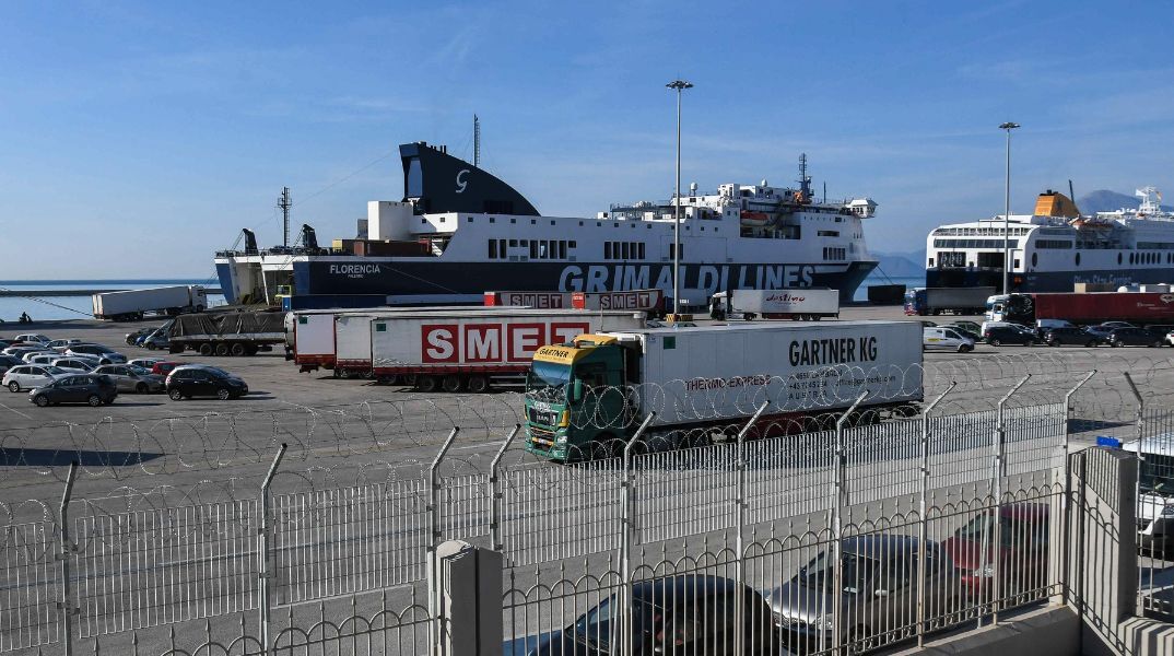 Πάτρα: Νεκρή ανασύρθηκε η γυναίκα που έπεσε με αυτοκίνητο στο βόρειο λιμάνι της πόλης - Έρευνες του Λιμενικού προκειμένου να εξακριβωθούν οι συνθήκες.