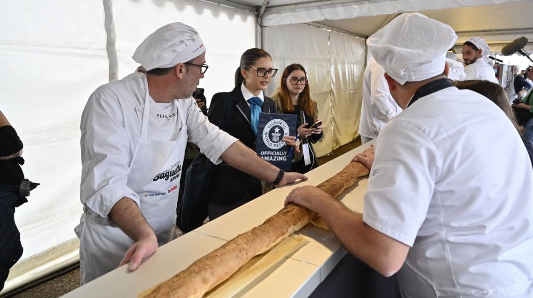 Η Γαλλία ανακτά το ρεκόρ Γκίνες - Παριζιάνικοι αρτοποιοί δημιούργησαν μπαγκέτα μήκους 140 μέτρων - Η Ιταλία κατείχε το προηγούμενο ρεκόρ. 