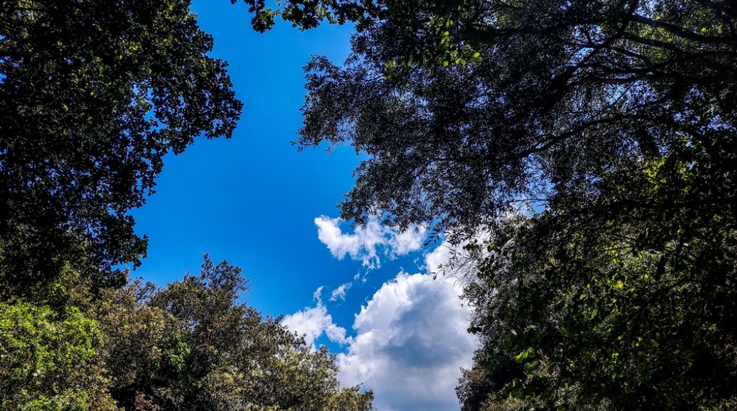 Ήλιος με λίγα σύννεφα