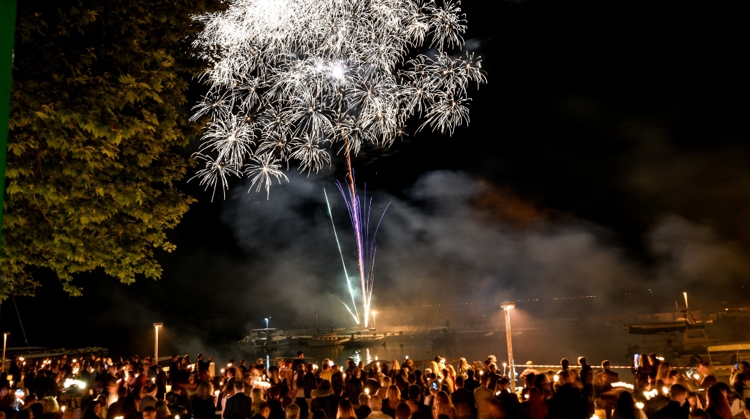 Βεγγαλικά και πυροτεχνήματα το βράδυ της Ανάστασης
