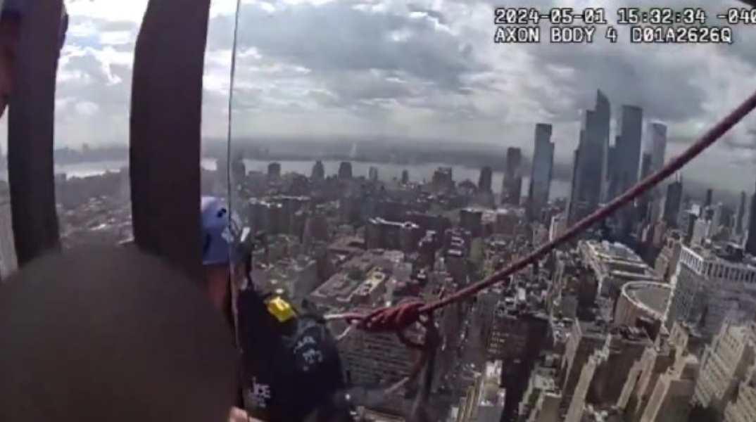 Νέα Υόρκη: Αστυνομικοί σε ουρανοξύστη σώζουν γυναίκα