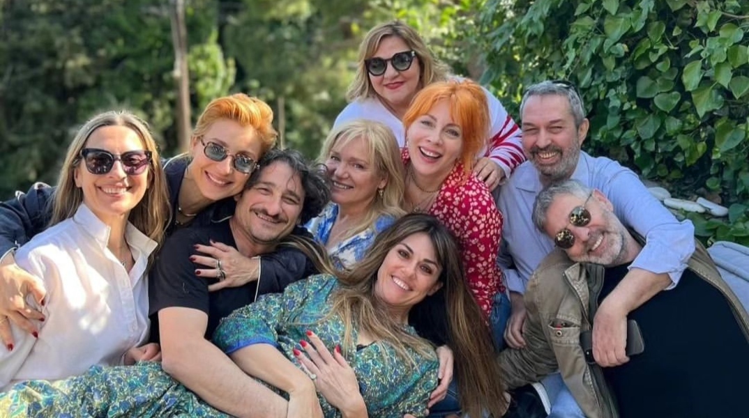 Στο σπίτι του Βασίλη Χαραλαμπόπουλου μαζεύτηκε πλήθος ηθοποιών για το Πάσχα