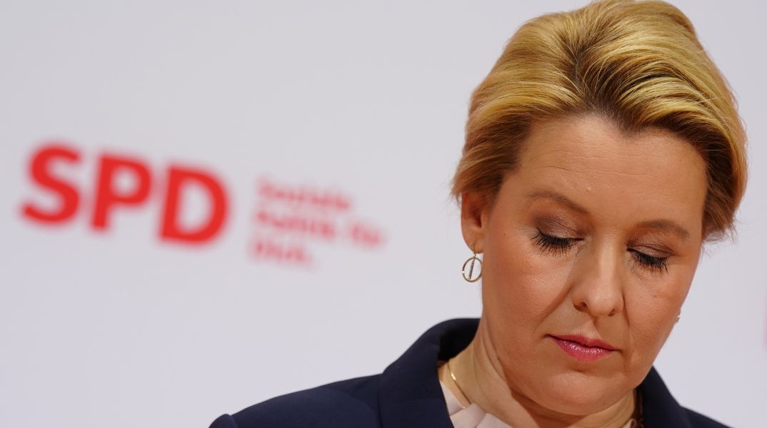 Γερμανία: Η γερουσιαστής του Βερολίνου Φραντσίσκα Γκίφαϊ δέχτηκε επίθεση με βαρύ αντικείμενο στο κεφάλι - Ανησυχία για τις επιθέσεις εις βάρος πολιτικών.