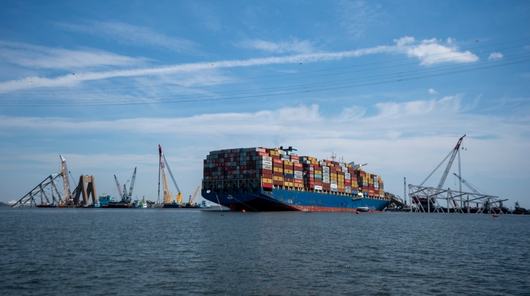 Το «Dali», ένα πλοίο μεταφοράς εμπορευματοκιβωτίων με μήκος 300 μέτρων, προσέκρουσε στις 26 Μαρτίου σε έναν πυλώνα της γέφυρας Φράνσις Σκοτ Κι της Βαλτιμόρης