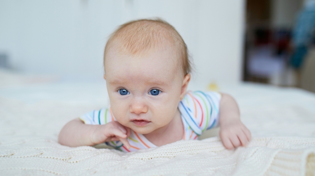 Βρετανία: Μωρό εκ γενετής κωφό ξαναβρήκε την ακοή του