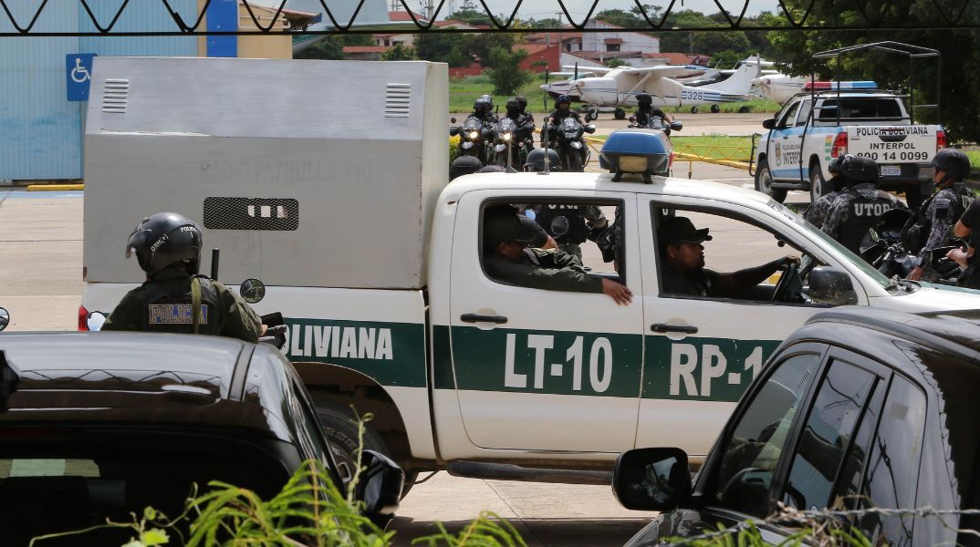 Βολιβία: Πλήθος λιντσάρει τρεις φερόμενους ως απαγωγείς ζευγαριού - Οι δύο ξυλοκοπήθηκαν μέχρι θανάτου και ο τρίτος κάηκε ζωντανός - Σκληρές εικόνες.