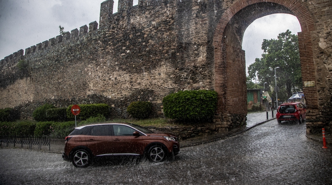 Θεσσαλονίκη: Χαλαζόπτωση και έντονες βροχές