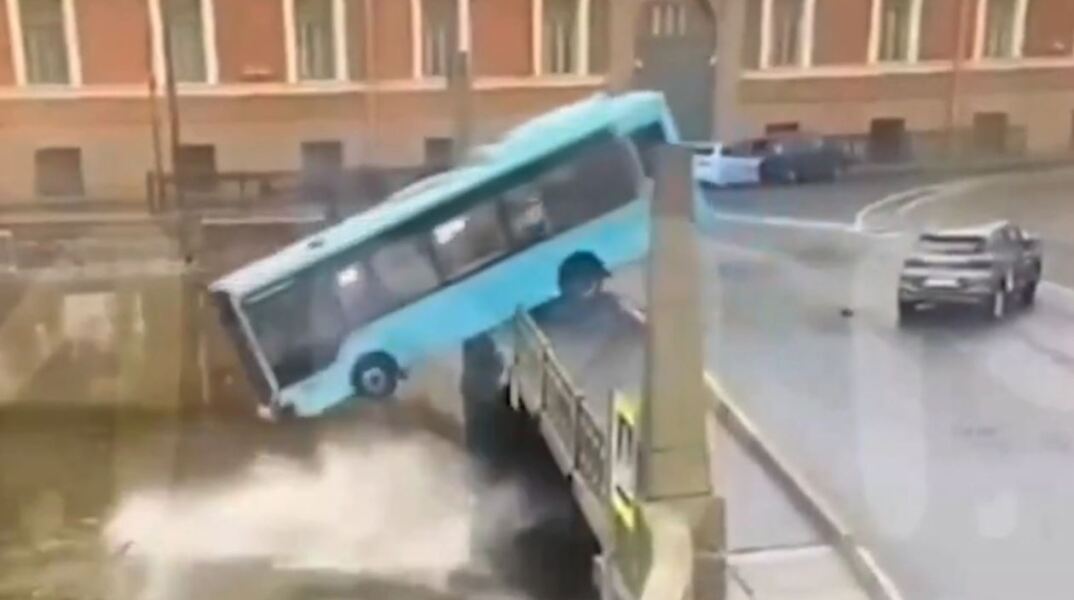 Λεωφορείο έπεσε σε ποτάμι στην Αγία Πετρούπολη - Τουλάχιστον 4 νεκροί