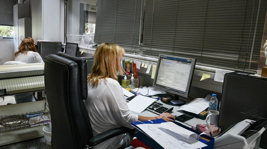 Εργαζόμενη σε υπηρεσία συμπληρώνει φορολογική δήλωση στον υπολογιστή