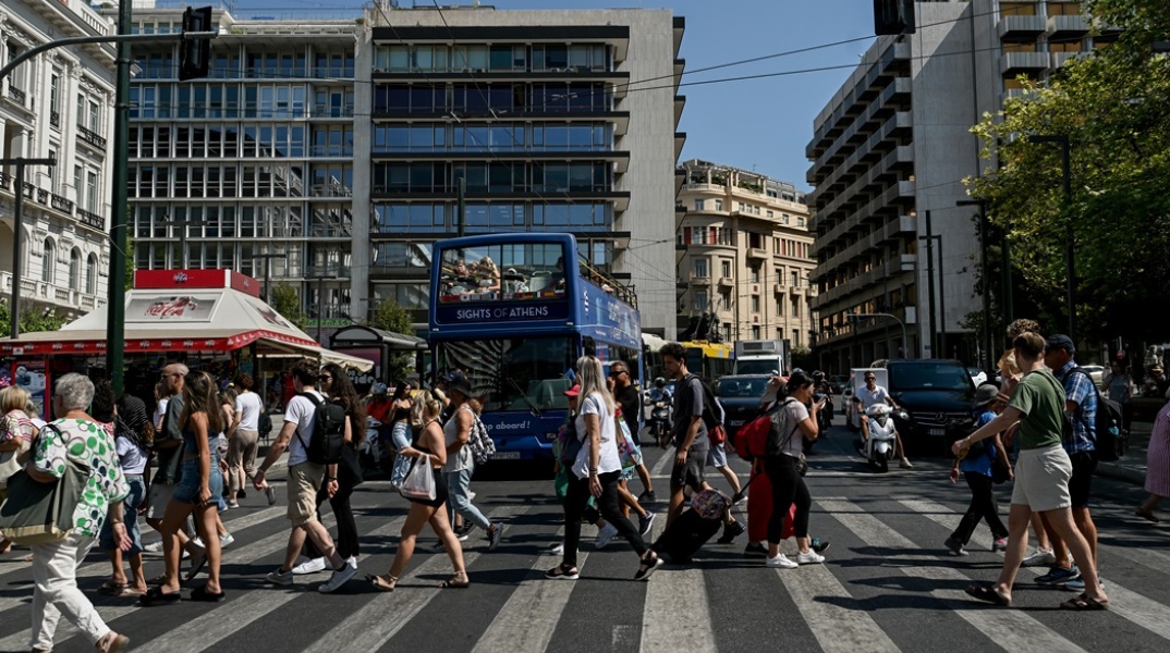 Τουρίστες στη διάβαση στο κάτω μέρος της πλατείας Συντάγματος