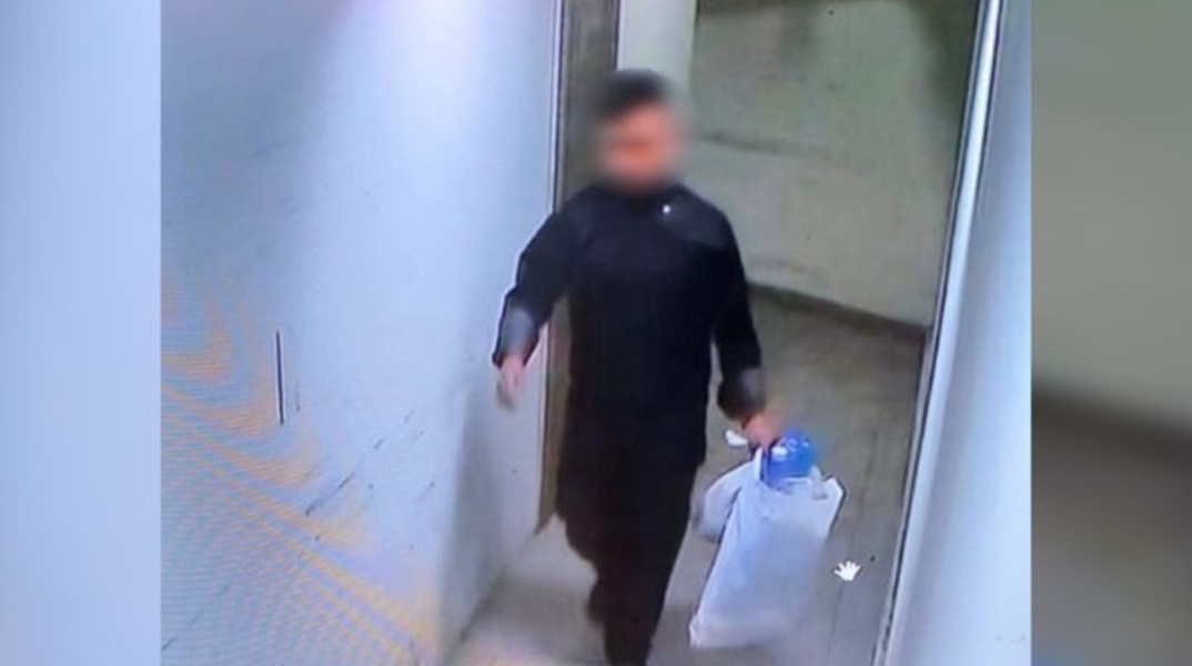 Ο πατέρας του βρέφους μεταφέρει σε πλαστική σακούλα το βρέφος και το πετά στον κάδο απορριμμάτων