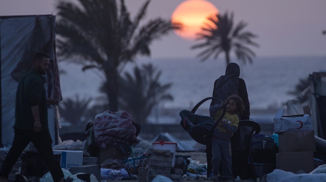 Κάτοικοι της Ράφα απομακρύνονται κουβαλώντας τα πράγματά τους - Ένα μικρό παιδί σηκώνει το καλαθάκι για το μωρό της οικογένειας