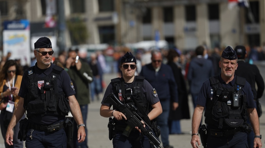 Αστυνομικοί με όπλα στους δρόμους του Παρισιού