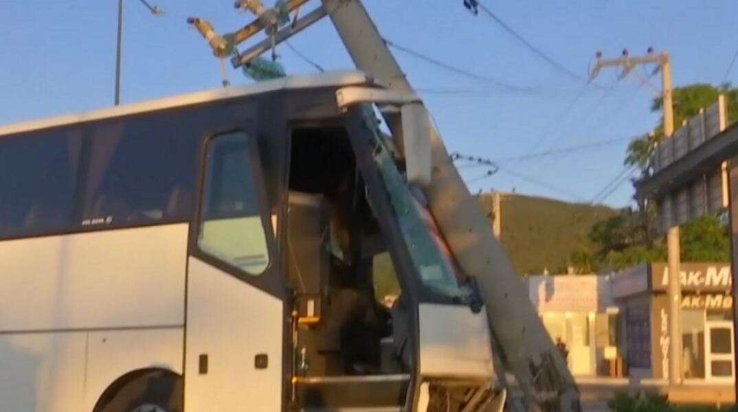 Λεωφόρος Λαυρίου: Πούλμαν έπεσε σε κολώνα