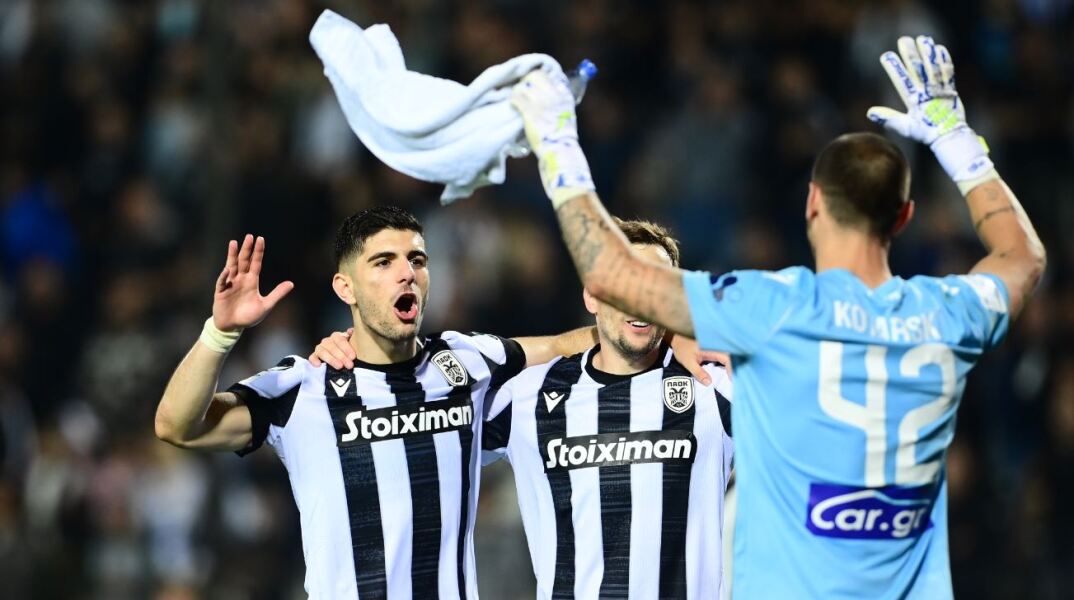 Παίκτες του ΠΑΟΚ πανηγυρίζουν τη νίκη του Ολυμπιακού
