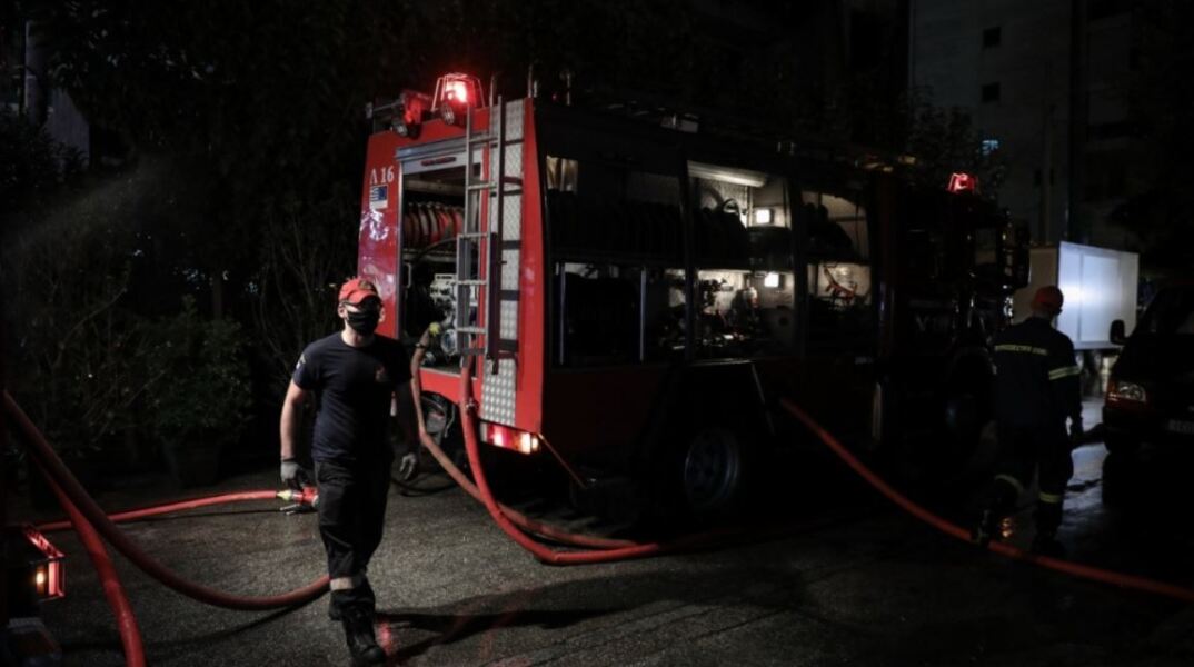 Πυρκαγιά σε εγκαταλελειμμένο κτίριο στη Γλυφάδα