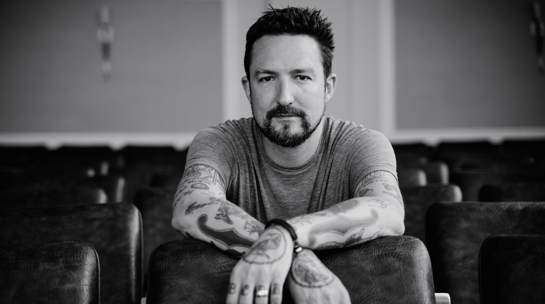 Frank Turner: Το νέο του άλμπουμ «Undefeated» κυκλοφορεί από την Xtra Mile Recordings