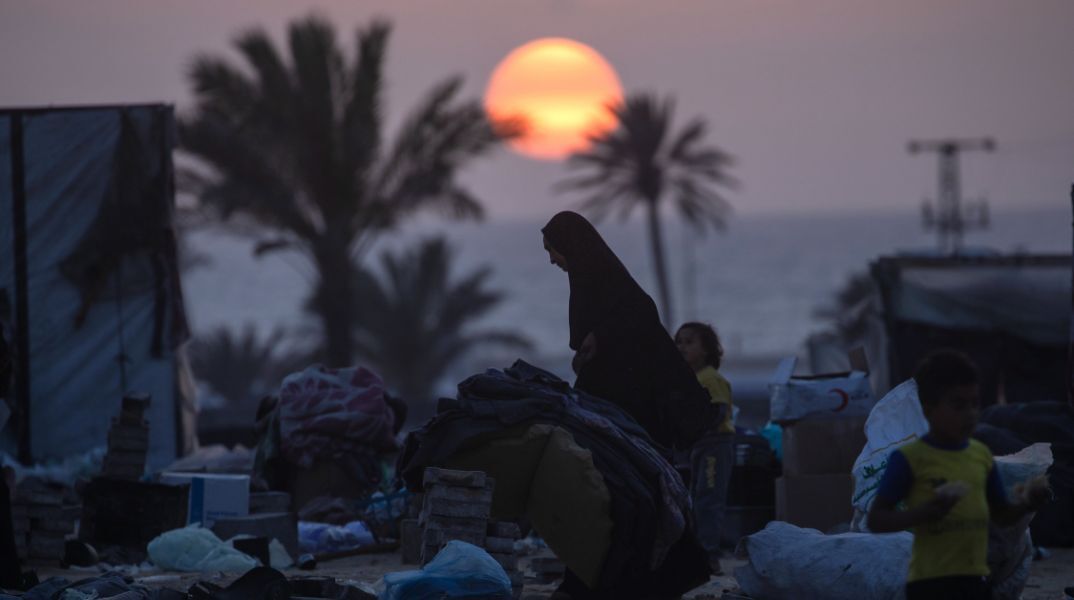 Μέση Ανατολή: Η υπηρεσία Ανθρωπιστικών Υποθέσεων του ΟΗΕ ανακοίνωσε ότι οι επιβεβαιωμένοι νεκροί είναι 24.686 - Η Χαμάς αναφέρει 35.091 νεκρούς.