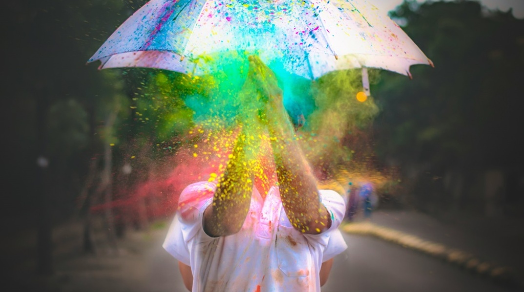 Ομπρέλα με χρώματα που παραπέμπει στα χρώματα της σημαίας της ΛΟΑΤΚΙ κοινότητας