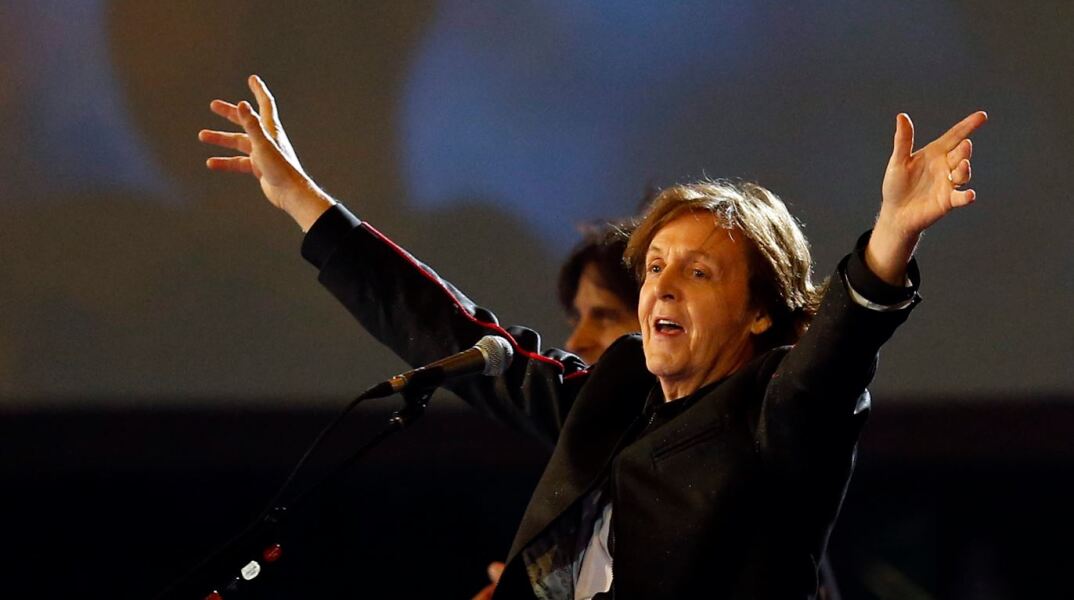 Ο Πολ ΜακΚάρτνεϊ κατά την εμφάνισή του στους Ολυμπιακούς Αγώνες του Λονδίνου το 2012