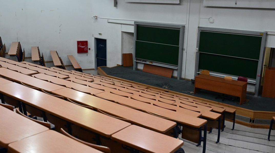 Άδεια φοιτητικά έδρανα 