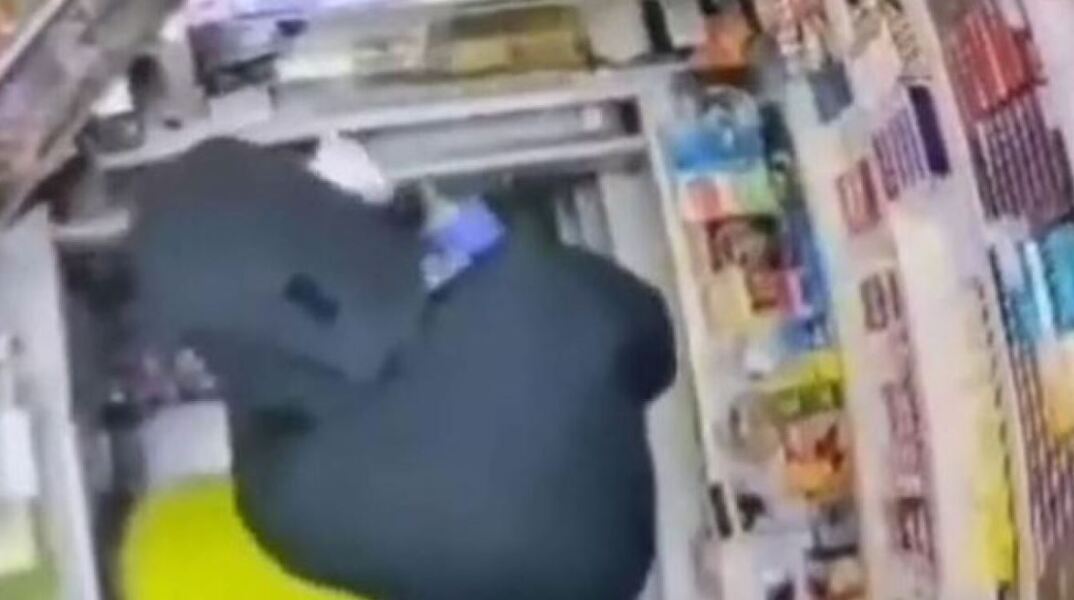 Παγκράτι: Ληστεία με πριόνι σε περίπτερο