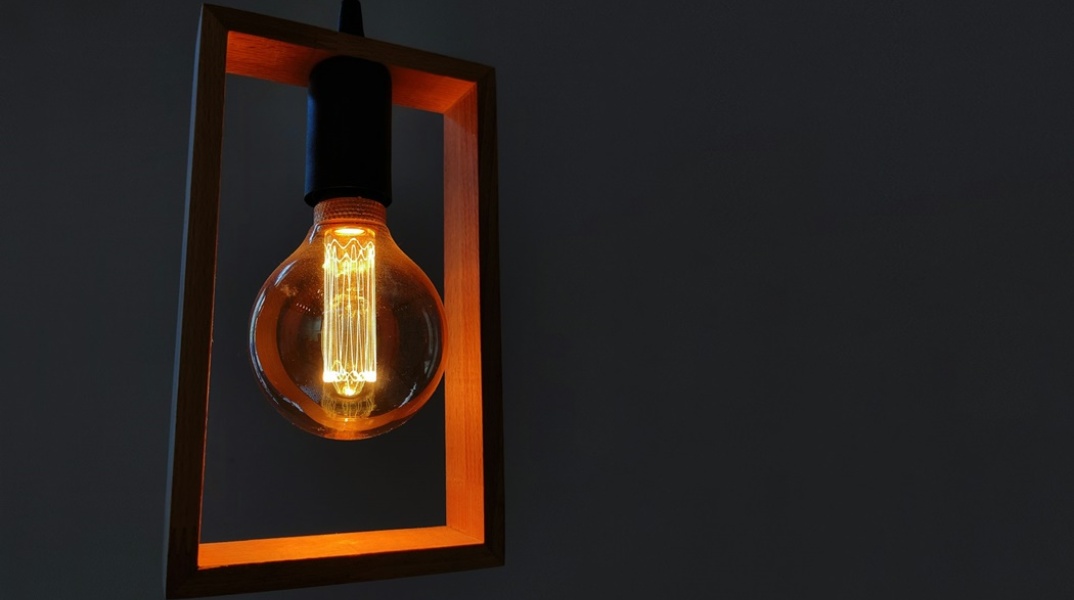 Αναμμένη λάμπα σε σκοτεινό φόντο