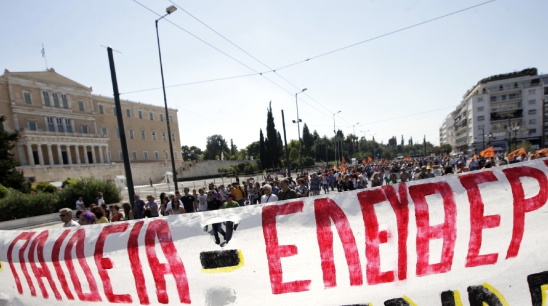 Δημοσκόπηση MRB: «Ψωμί - Παιδεία - Ελευθερία» ή «Πατρίς - Θρησκεία - Οικογένεια»