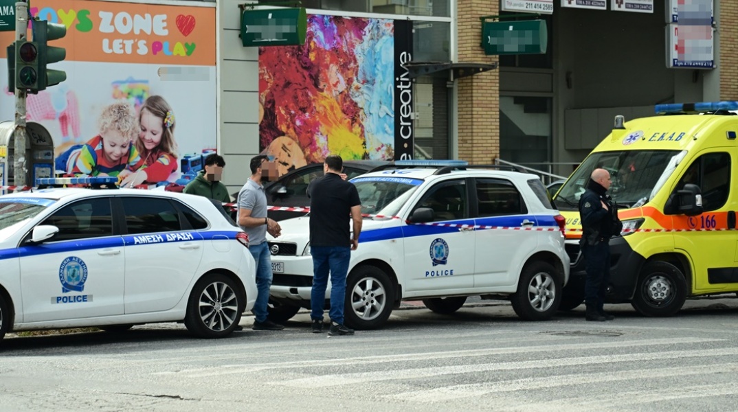 Περιπολικά και ΕΚΑΒ στο σημείο όπου διαπράχθηκε η γυναικοκτονία με θύμα μία 40χρονη γυναίκα στο Μενίδι