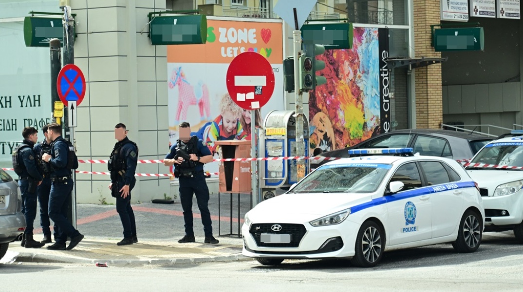 Αστυνομικοί στο σημείο της γυναικοκτονίας στο Μενίδι