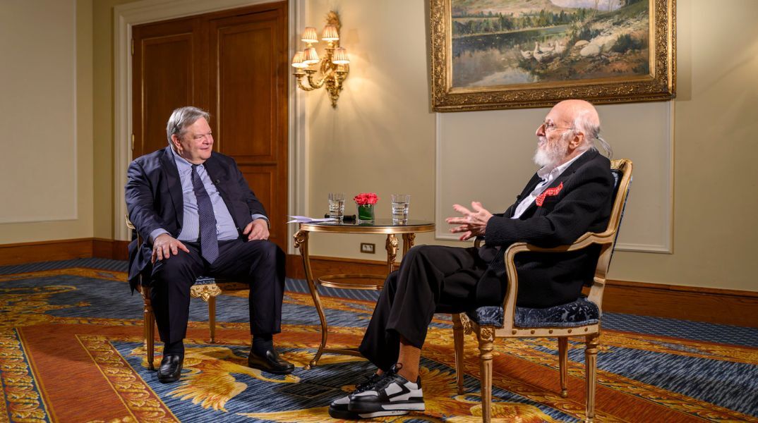 «Η καμπύλη της Μεταπολίτευσης»: Ο Διονύσης Σαββόπουλος συζητά με τον Ευάγγελο Βενιζέλο στο συνέδριο του Κύκλου Ιδεών.