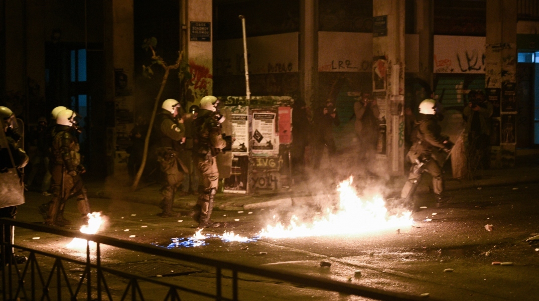 Εξάρχεια: Επίθεση με μολότοφ σε ΜΑΤ