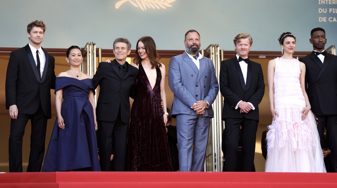 Ο Γιώργος Λάνθιμος και οι πρωταγωνιστές του στην πρεμιέρα της νέας τους ταινίας στις Κάννες