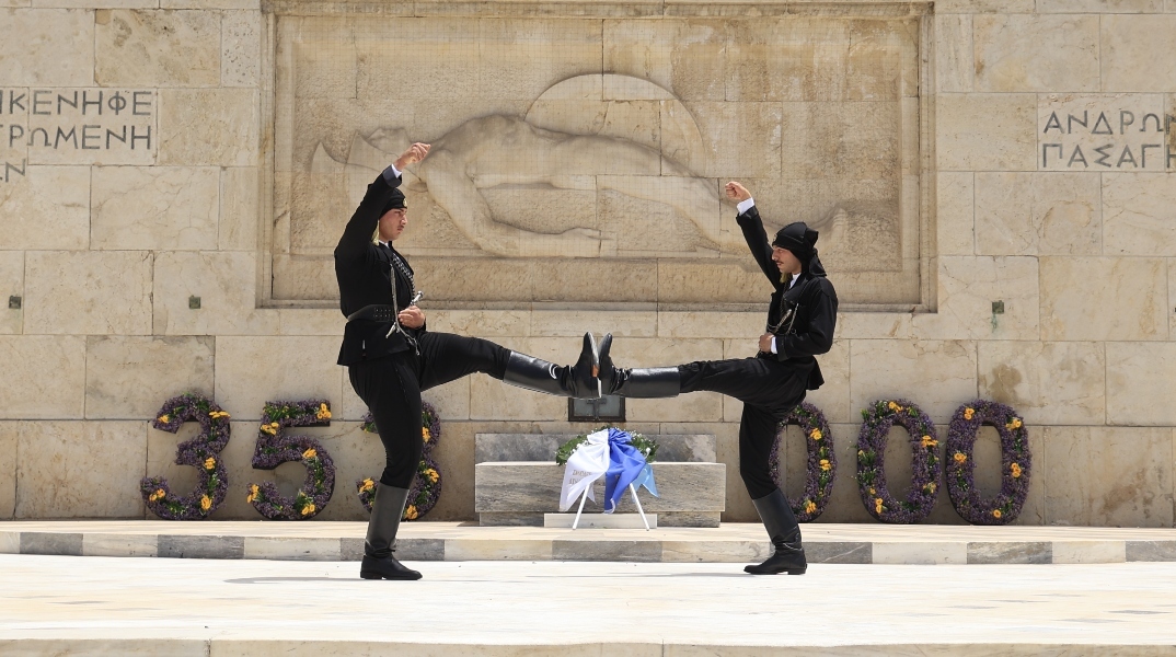 Γενοκτονία Ποντίων: Οι Εύζωνες φόρεσαν ποντιακές φορεσιές