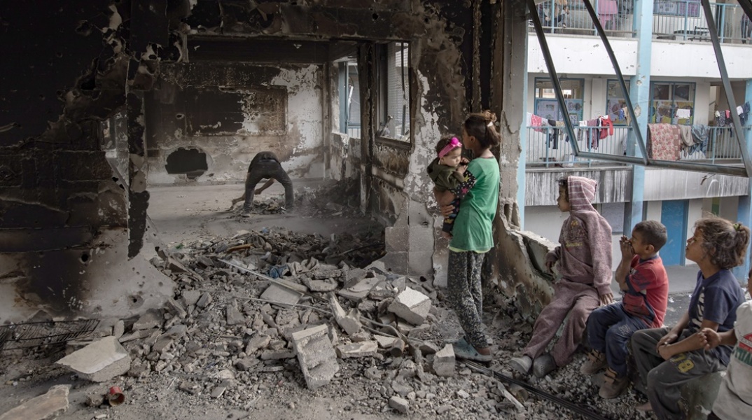 Παιδιά με τις μητέρες τους μέσα σε βομβαρδισμένο σπίτι στη Γάζα