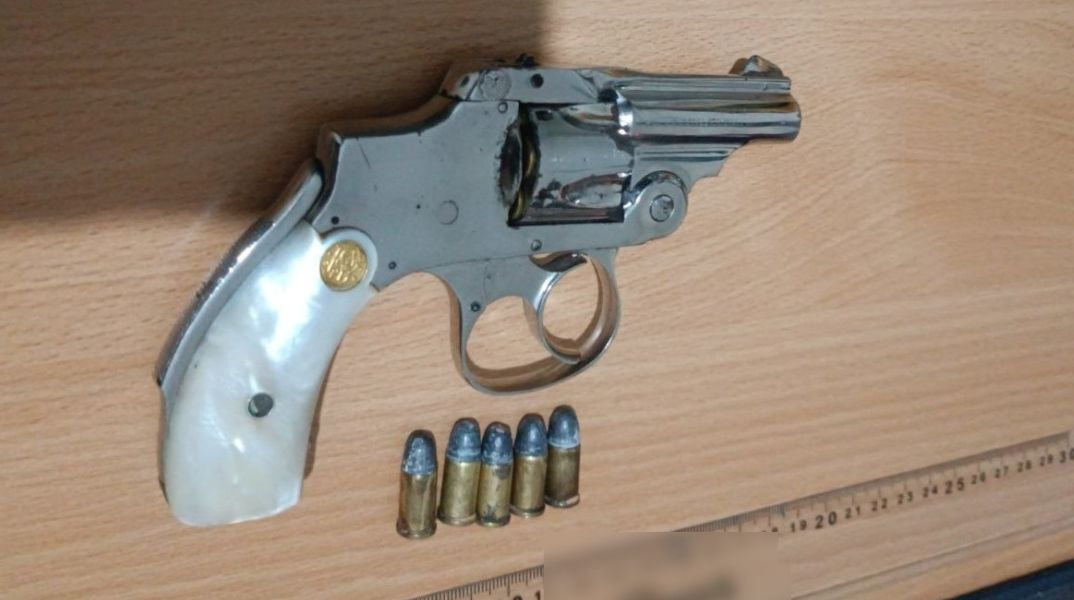 Κολωνός: Συνελήφθη 17χρονος με γεμάτο περίστροφο - Συνελήφθη και ο πατέρας του για παραμέληση εποπτείας ανηλίκου.