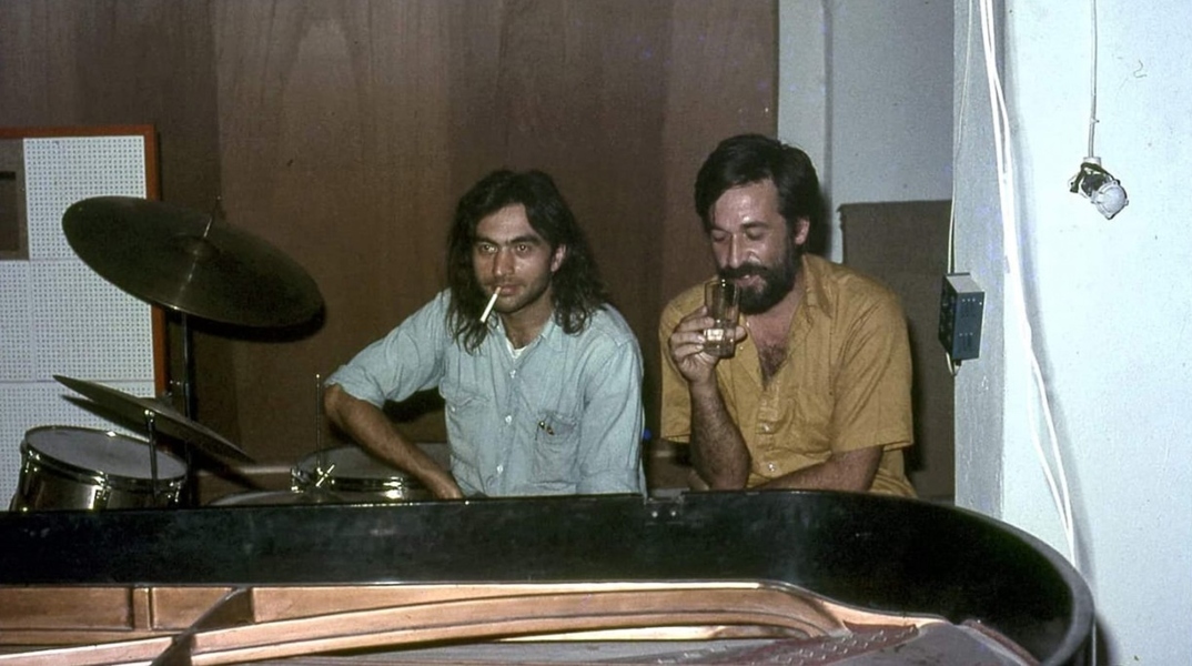 Αργύρης Μπακιρτζής - Χειμερινοί Κολυμβητές: Η ιστορία του επιδραστικού λαϊκού συγκροτήματος από το 1979 μέχρι σήμερα.