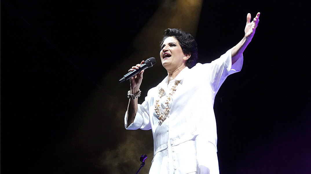 «Καλό καλοκαίρι» με την Άλκηστη Πρωτοψάλτη στον Κήπο του Μεγάρου