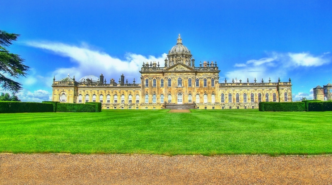 Bridgerton: Tο Κάστρο Χάουαρντ, στο οποίο ο Σάιμον Μπάσετ και η Ντάφνι Μπρίτζερτον περνούν το μήνα του μέλιτος