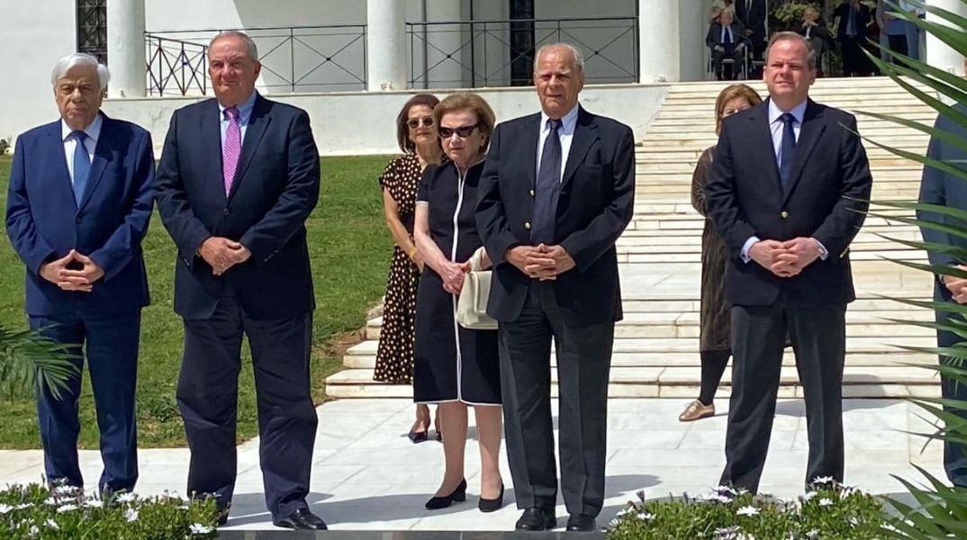 Η οικογένεια και στενοί συνεργάτες του Κωνσταντίνου Καραμανλή τίμησαν τη μνήμη του στο μνημόσυνο που πραγματοποιήθηκε στο «Ίδρυμα Κωνσταντίνος Καραμανλής»