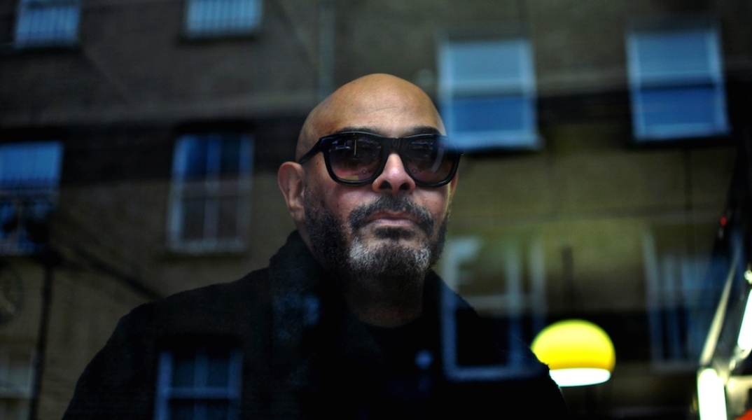 O Barry Adamson επέστρεψε μετά από 8 χρόνια με το άλμπουμ «Cut To Black»