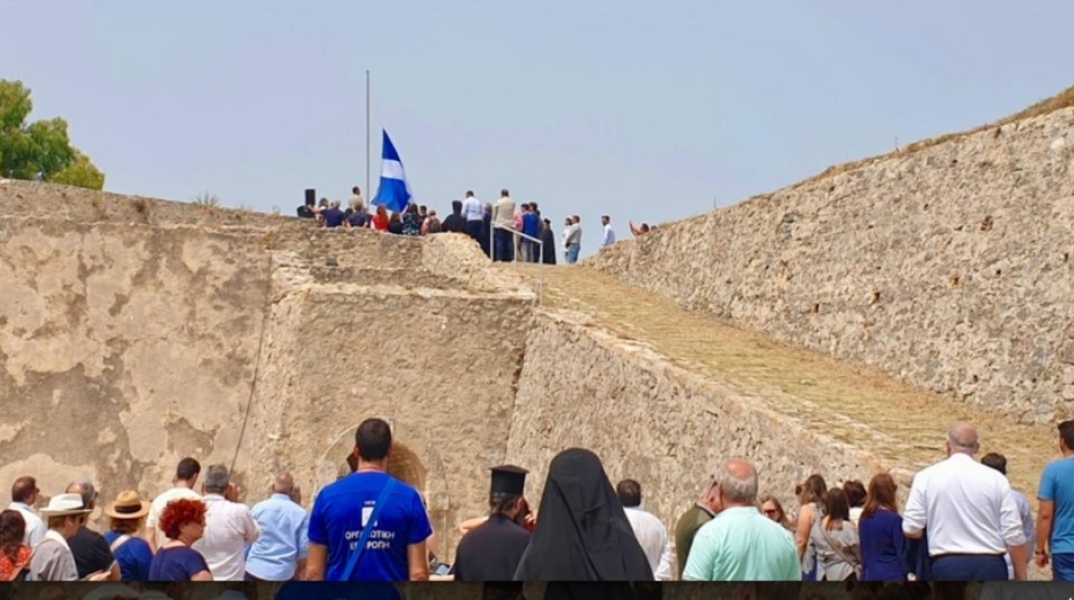 Την Λευκάδα επισκέφτηκε χθες η Υπουργός Πολιτισμού Λίνα Μενδώνη, αφενός για να εκπροσωπήσει την κυβέρνηση, στη μεγάλη γιορτή των Επτανήσων, την επέτειο της Ένωσής τους με την Ελλάδα